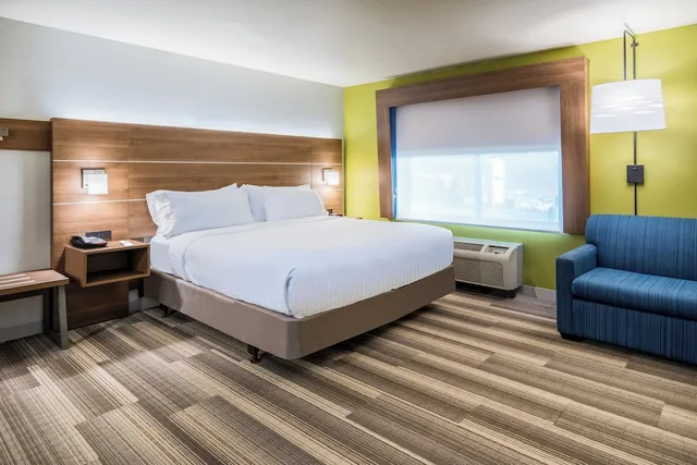 Suite, King Bed, Extra Floor Space, Sofa، Holiday Inn Express & Suites Rocky Mount/Smith Mtn Lake 3/5