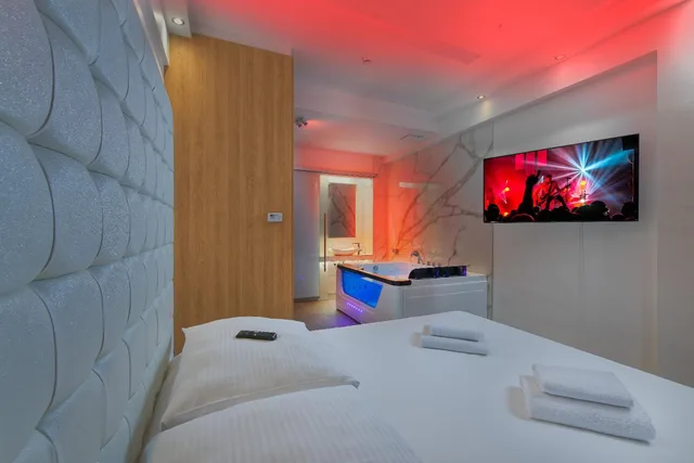 Wellness, King Bed, Hot Tub, Hotel Aura Design & Garden Pool 2/4