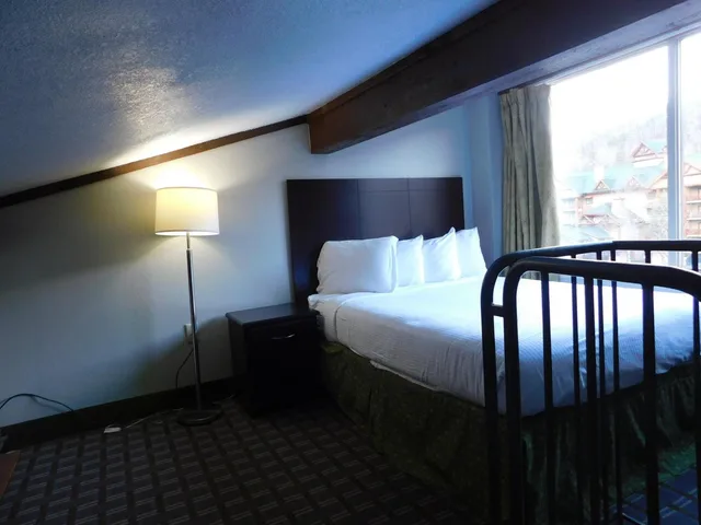 Loft, Suite, King and Queen Bed, Smoking، Days Inn & Suites By Wyndham Downtown Gatlinburg Parkway 2/9