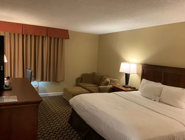 غرفة قياسية بسرير كينج مع أريكة، Best Western Plus Wooster Hotel & Conference Center 3/10