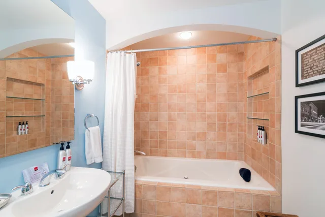 2 Bedrooms, King and Twin Beds, Riverside، The Auberge Residences at Element 52 9/10