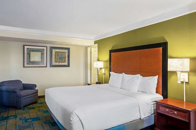 Room, King Bed, Smoking, La Quinta Inn by Wyndham Killeen - Fort Hood 1/3