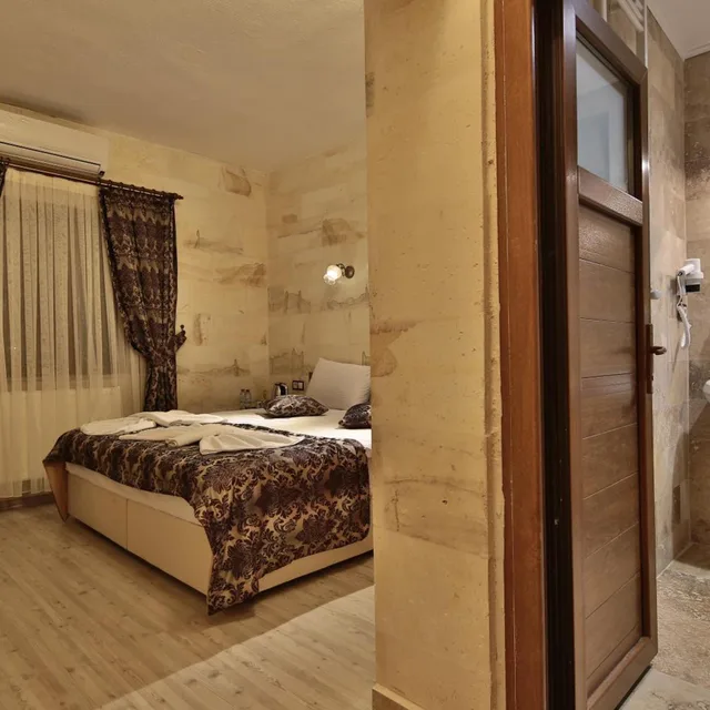 Stone, King Bed، Yusuf Bey House 5/10