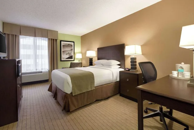 غرفة بسرير كوين بحوض جاكوزي، Days Inn By Wyndham Baltimore Inner Harbor 1/1