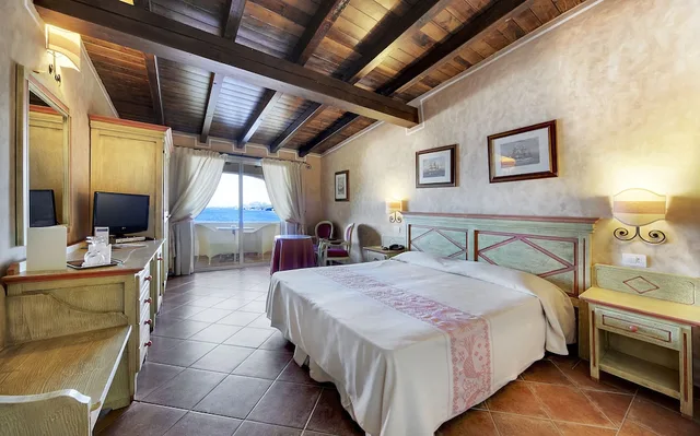 غرفة قياسية ثلاثية بسرير مزدوج بإطلالة على البحر بشرفة، Colonna Resort 1/2