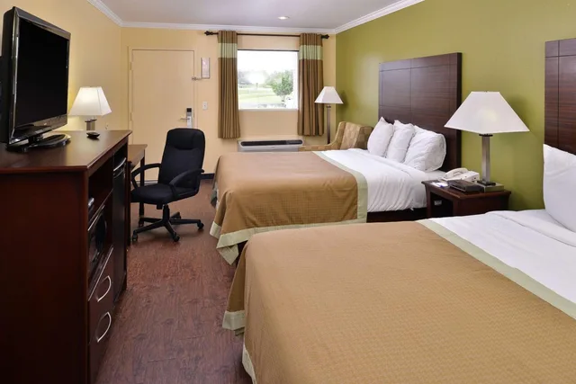 غرفة بسرير كوين، Americas Best Value Inn Suites Winona 1/3