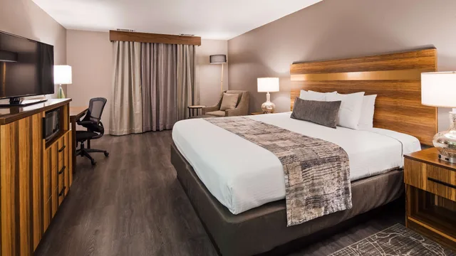 غرفة قياسية بسرير كينج، Best Western Cedar Inn & Suites 5/8