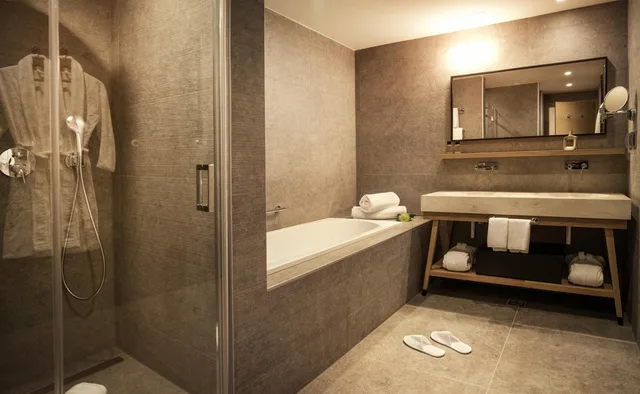 غرفة سوبيريور بسرير كينج بإطلالة جزئية على البحر، Hotel Excelsior Dubrovnik 7/8