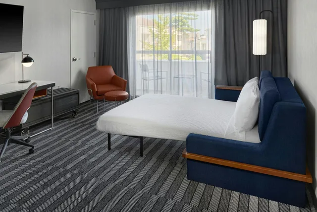 جناح بسرير كينج بغرفة نوم واحدة مع أريكة، Courtyard by Marriott Southfield 1/2