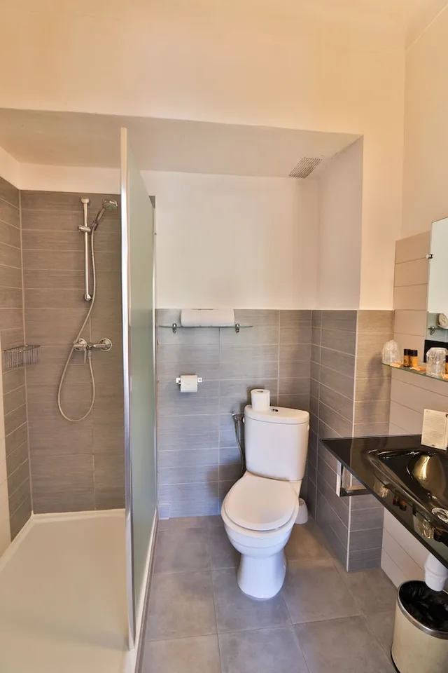 غرفة سوبيريور ثلاثية بسرير كينج وسرير فردي بشرفة، HOtel Le Chardon Bleu 4/4