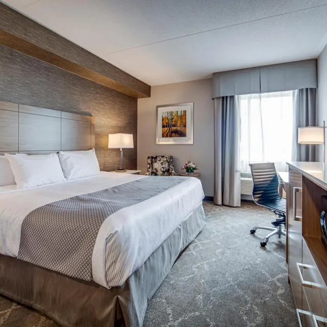 غرفة قياسية بسرير كينج وسرير كوين، Monte Carlo Inn Vaughan Suites 1/6