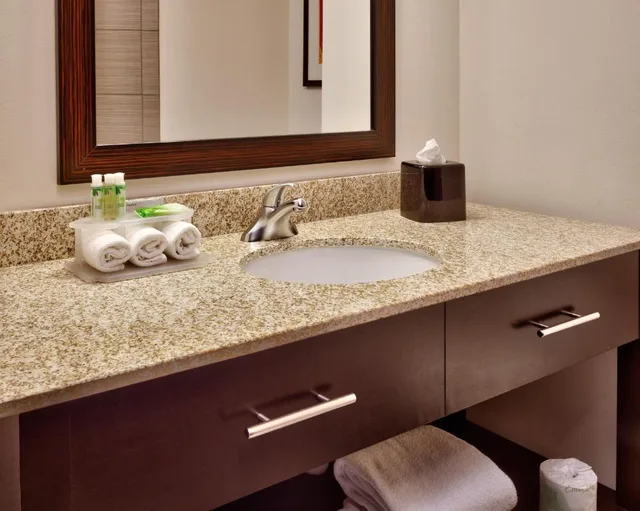 غرفة بسريرين كوين لذوي الإعاقة، Holiday Inn Express Suites Overland Park 2/3