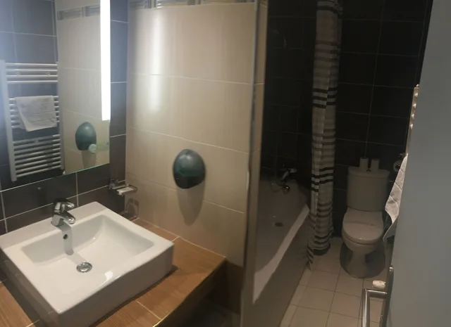 غرفة ثلاثية بسرير كوين وسرير فردي، Hotel Cosmotel 2/5