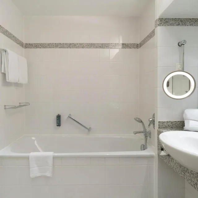 Plus, Suite, King Bed، Seminaris Sunday Hotel Leipzig West 1/9