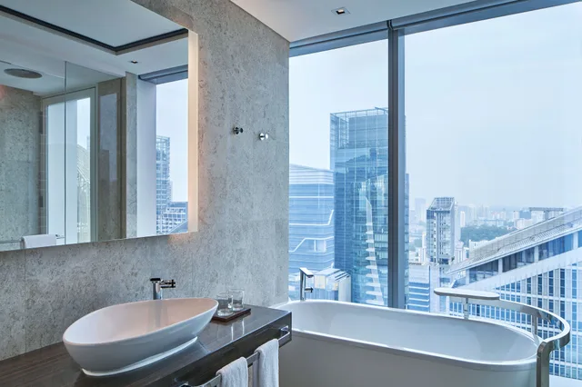 غرفة بسرير كينج مع دخول صالة النادي في طابق مرتفع، The Westin Singapore 7/7