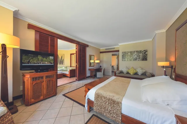 Junior Suite, Family, 1 King and 1 Single Beds, Beach Front، Dinarobin Beachcomber Golf Resort and Spa 3/3