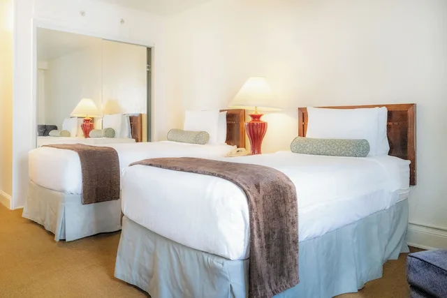 Room, Twin Beds, No Air Condition، The Baroness Hotel 2/4