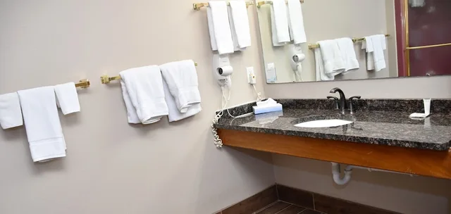 Room, Queen Bed, Accessible, Baymont Inn and Suites by Wyndham Platteville 5/10