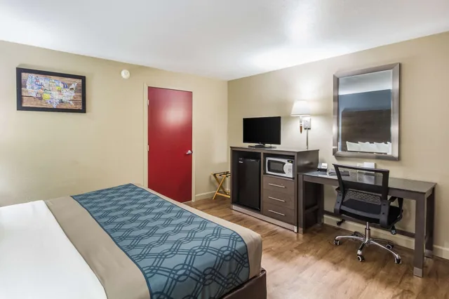 غرفة بسرير كينج لذوي الإعاقة، Econo Lodge Inn and Suites I-35 at Shawnee Mission 1/5