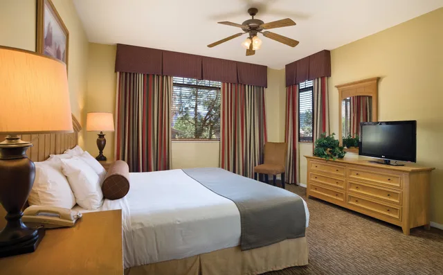 شقة سكنية ديلوكس بسرير كينج بغرفة نوم واحدة مع أريكة بمطبخ، Club Wyndham Sedona 1/2