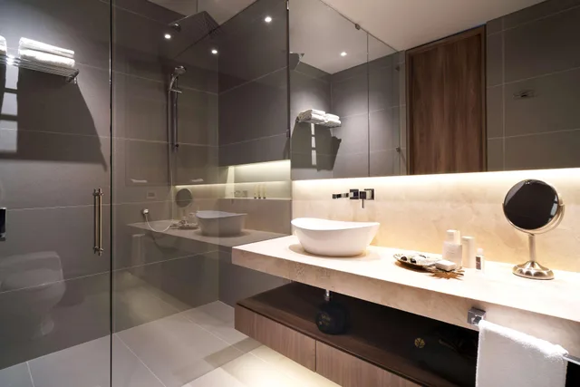 King Room With Balcony And Roll-in Shower-Mobility Accessible، Salvio Parque 93 Bogota, Curio Collection by Hilton 9/10