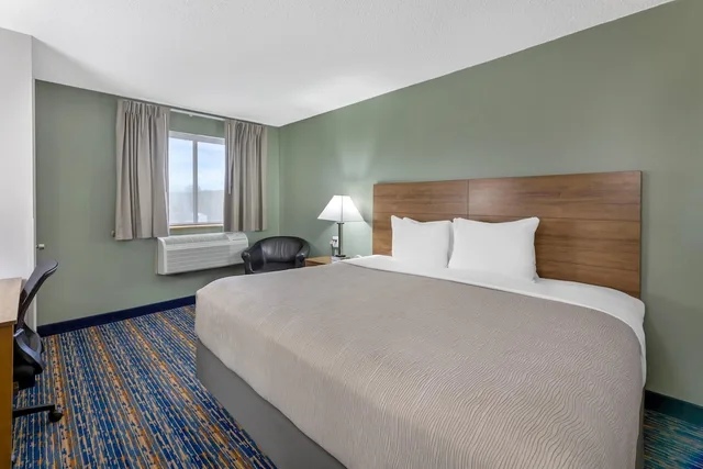 غرفة قياسية بسرير كينج، Quality Inn Meadville, PA 2/5