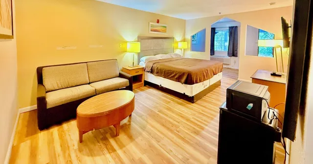 Suite, King Bed, Woodbridge Inn By OYO Rome 3/8