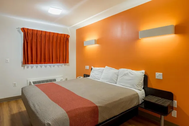 غرفة ديلوكس بسرير كينج للمدخنين لذوي الإعاقة، Motel6 Greenville, SC 4/10