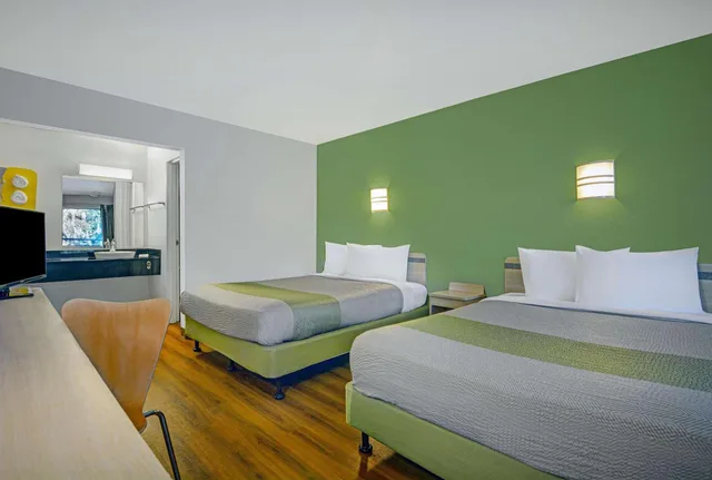 2 Queen Beds - ADA/Tub، Motel6 Tallahassee, FL - Downtown 2/3