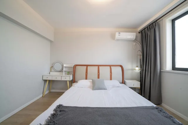 3 Bedrooms, Comfort, Apartment, 1 Double and 3 Queen Beds, Bathtub, Book and Bed-People's Square 8/10