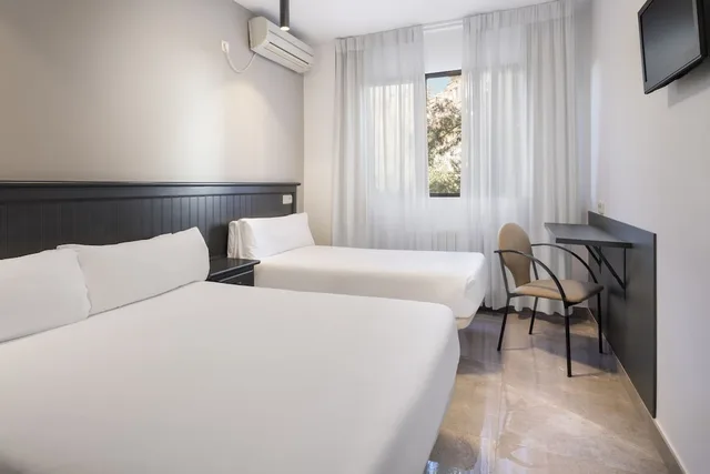 غرفة أساسية ثلاثية بسرير مزدوج وسرير فردي، Hotel Victoria 1/3