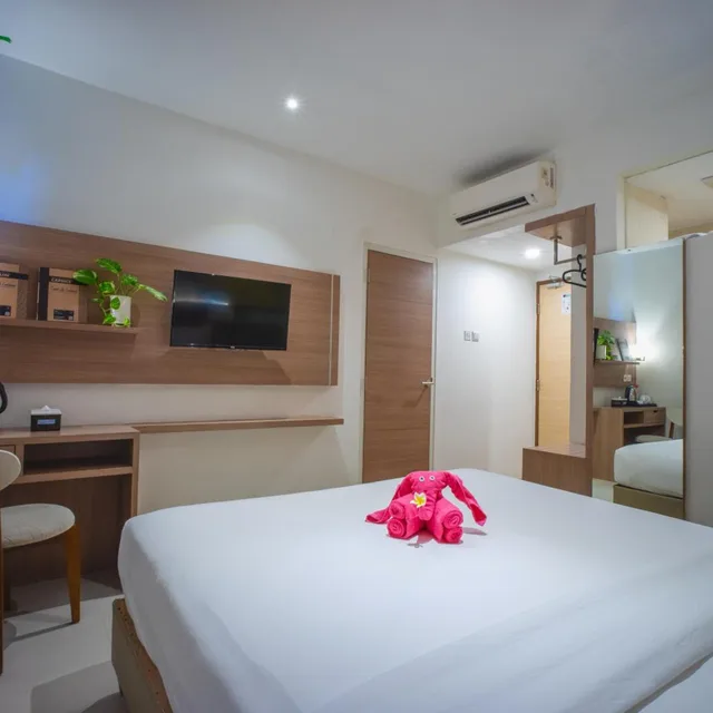 غرفة سوبيريور بسرير مزدوج، Triizz Hotel Semarang by Royal Singosari (Formerly Faustine Semarang) 3/8