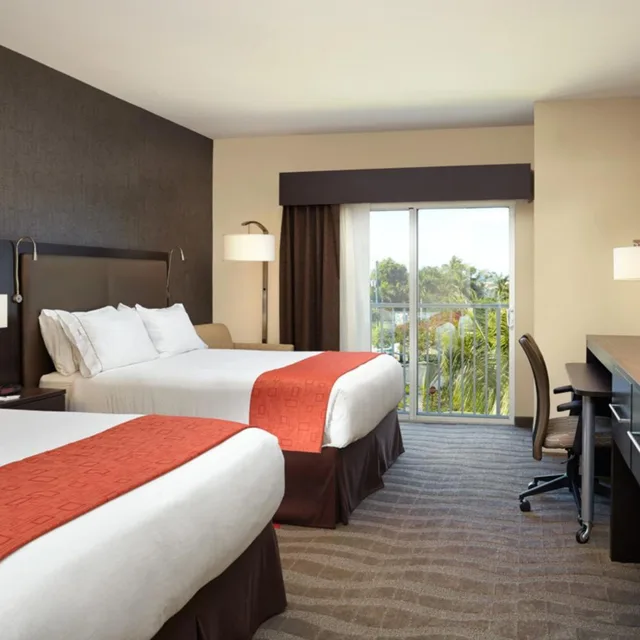 غرفة بسرير كوين بإطلالة على المسبح، Holiday Inn Express and Suites Naples Downtown 1/4