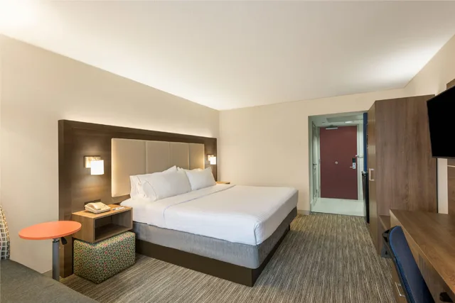 غرفة بسرير كينج، Country Inn & Suites by Radisson, Downtown Albany New York 2/7