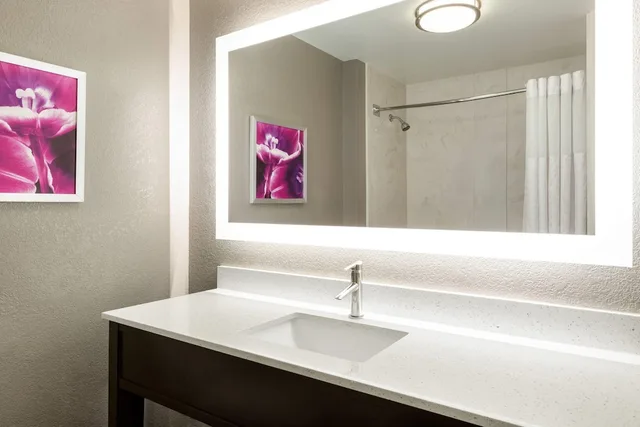 غرفة بسريرين مزدوجين، La Quinta Inn & Suites by Wyndham Arlington North 6 Flags Dr 7/9