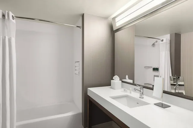 Room, Multiple Beds، Courtyard by Marriott Seattle Northgate 2/2