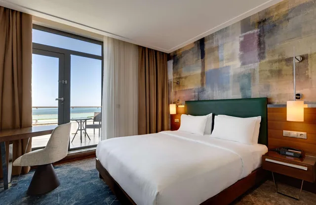 غرفة بسرير كينج بإطلالة على البحيرة بشرفة، Doubletree By Hilton Hotel Van 2/10