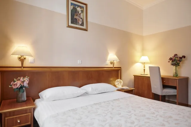 Standard, Double or Twin Bed, Street View، Hotel Lovran 3/10