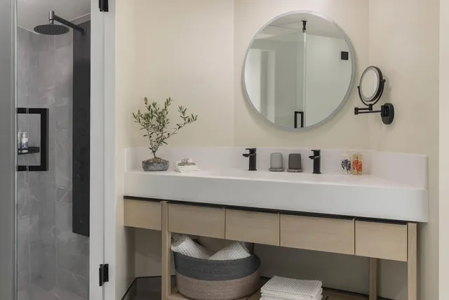 جناح رئاسي بسرير كينج بشرفة لذوي الإعاقة، Casa Mani Resort Napa Valley, Curio Collection by Hilton 9/10