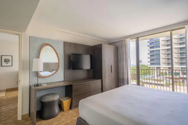 جناح بشرفة بغرفتي نوم بإطلالة جزئية على البحر، Embassy Suites By Hilton Waikiki Beach Walk 2/3