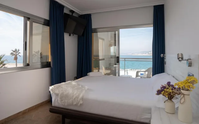 غرفة بسرير مزدوج بإطلالة على البحر بشرفة، Port Sitges Resort Hotel 2/10