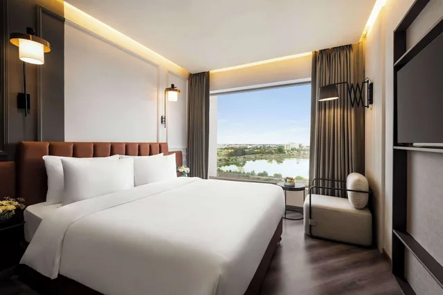 غرفة ديلوكس بسرير كينج، Ramada Encore by Wyndham Indore Nipania 1/4