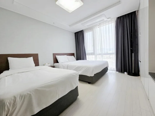 Room, Triple, 1 Queen and 1 Single Bed, The Venezia Suite Hotel 1/1