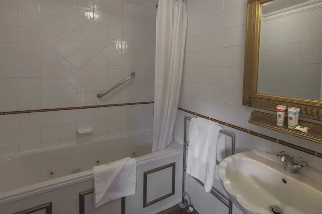 غرفة عائلية بثلاثة أسرّة، Best Western Abbots Barton Hotel 6/8