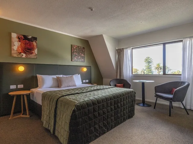 Junior King Suite with Lounge, Rose Park Hotel Auckland 1/10