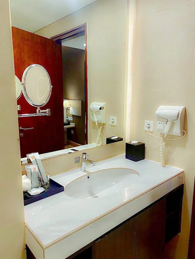 Junior Suite, Twin Beds, Harper Palembang 5/6