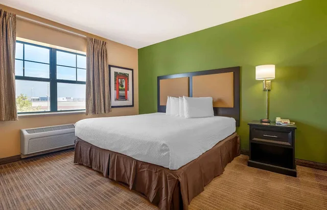 Studio, King Bed, Extended Stay America Chicago - Itasca 1/4