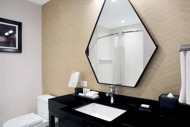 غرفة بسرير كينج لذوي الإعاقة، Courtyard by Marriott Boston Downtown/North Station 4/4