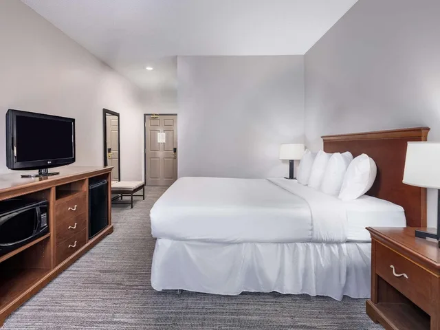 غرفة بسرير كوين، Country Inn & Suites by Radisson Maumee - Toledo 1/3