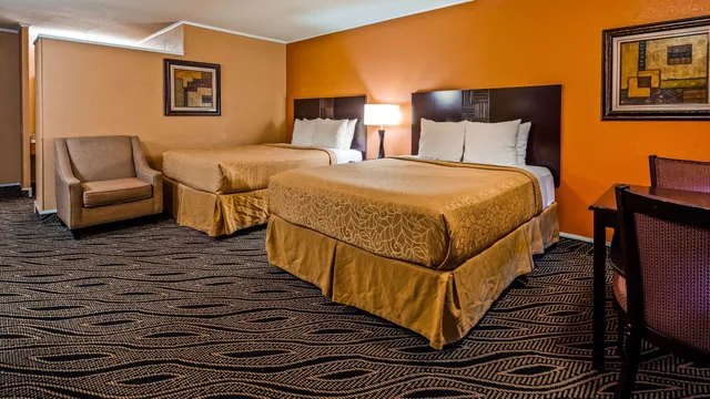 غرفة قياسية بسريرين كوين، Best Western Red Carpet Inn 4/6